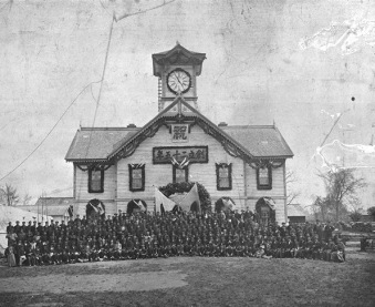 Teachers, students, graduates and guests at the 25th anniversary ceremony of the Sapporo Agricultural College (in front of the drill house)