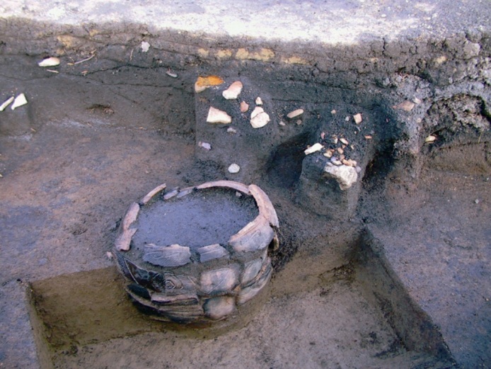鷲ノ木遺跡：埋設土器（発掘調査時）