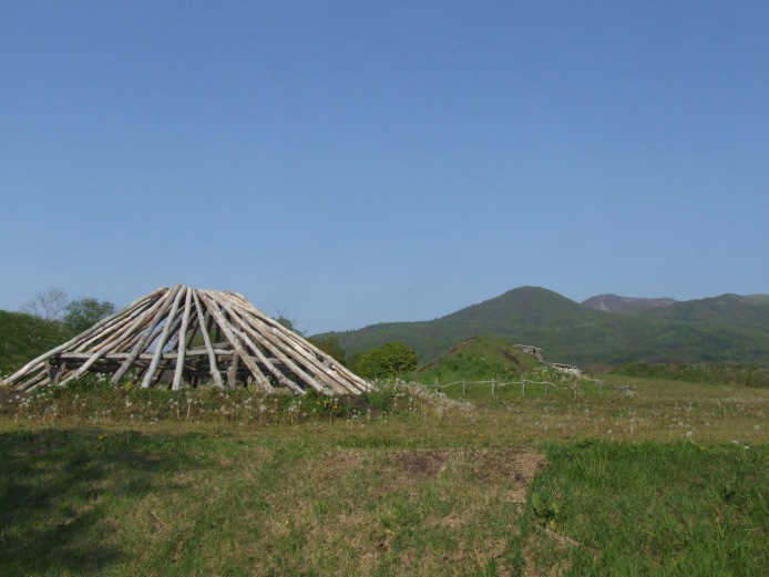 入江・高砂貝塚：堀立柱建物（復元）