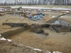A large number of secant piles were unearthed from the bottom of the river where salmon fishing was conducted during the Jomon culture